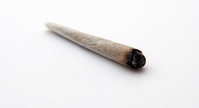 einen Joint rauchen