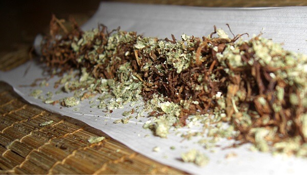 mix di tabacco e erba